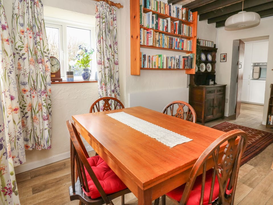 Cottage | Private kitchen | Fridge, dishwasher, electric kettle, toaster