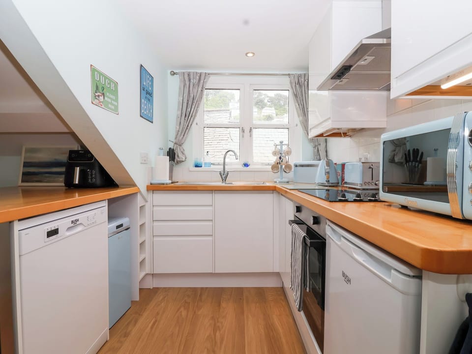 Cottage | Private kitchen | Fridge, dishwasher, electric kettle, cookware/dishes/utensils