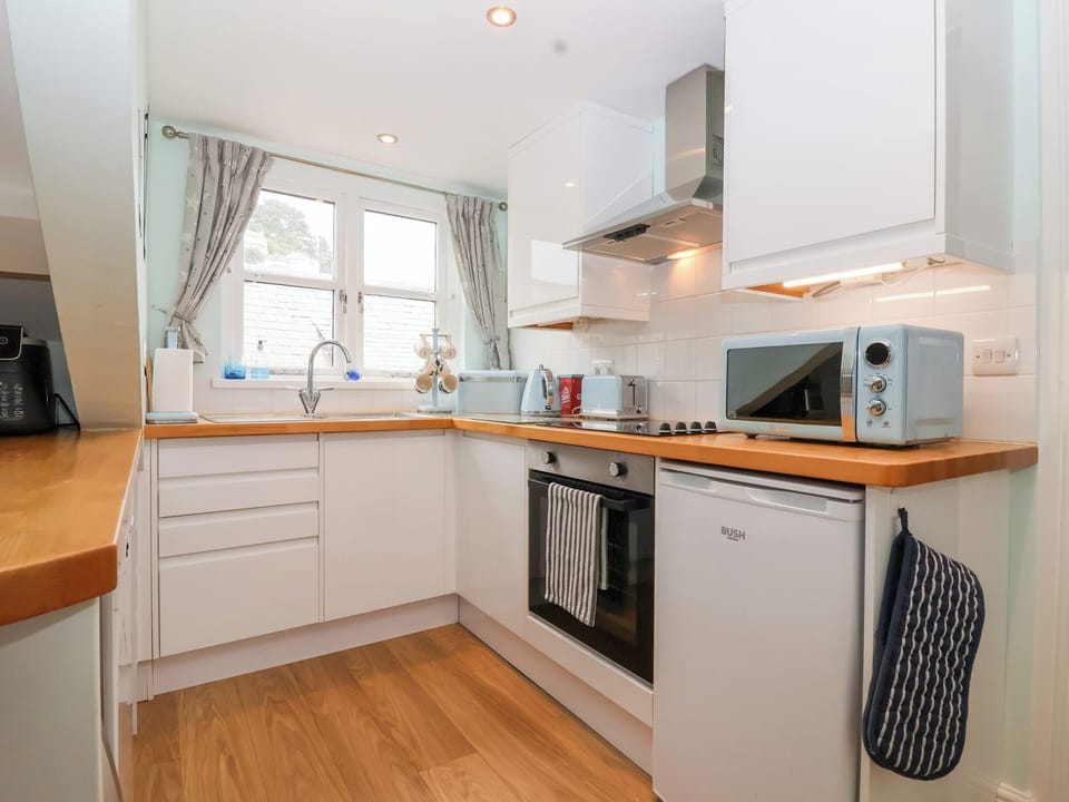 Cottage | Private kitchen | Fridge, dishwasher, electric kettle, cookware/dishes/utensils