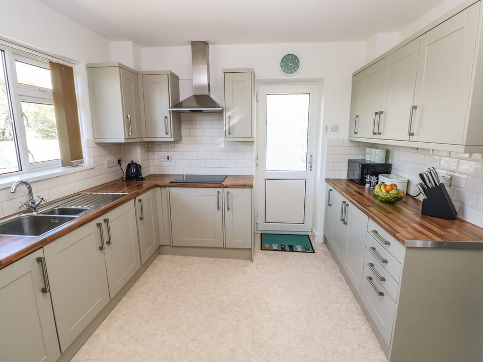 Cottage | Private kitchen | Fridge, dishwasher, electric kettle, toaster