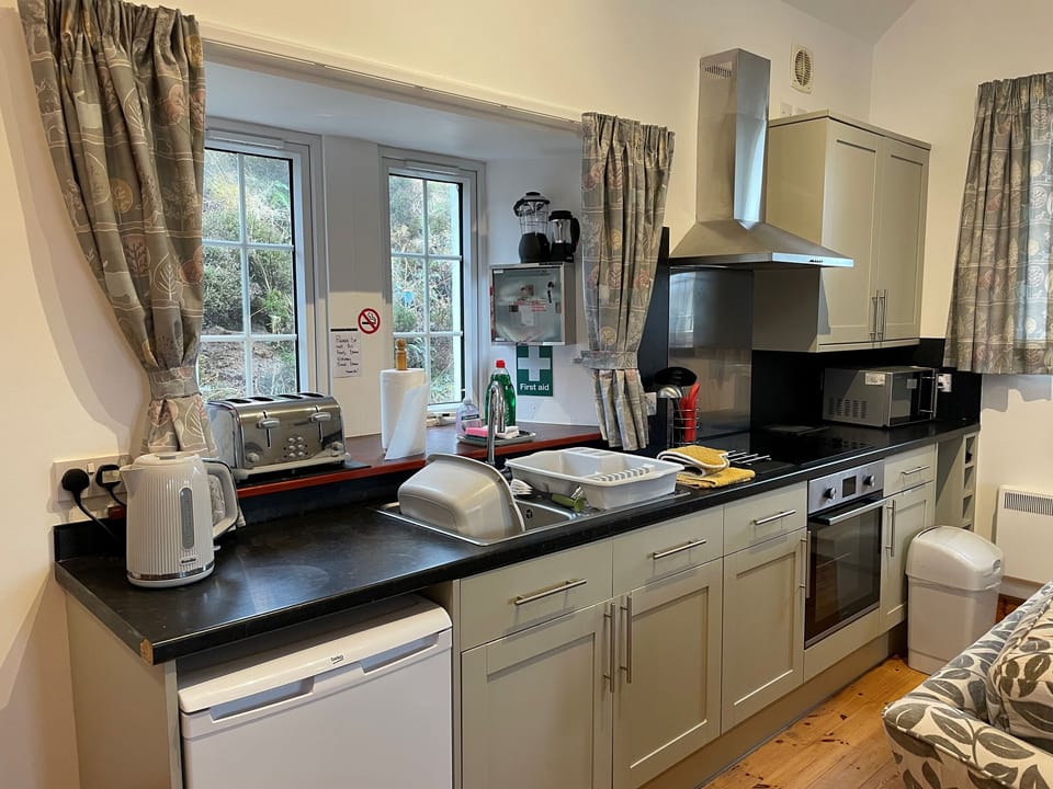 Cottage | Private kitchen | Fridge, electric kettle, toaster, cookware/dishes/utensils