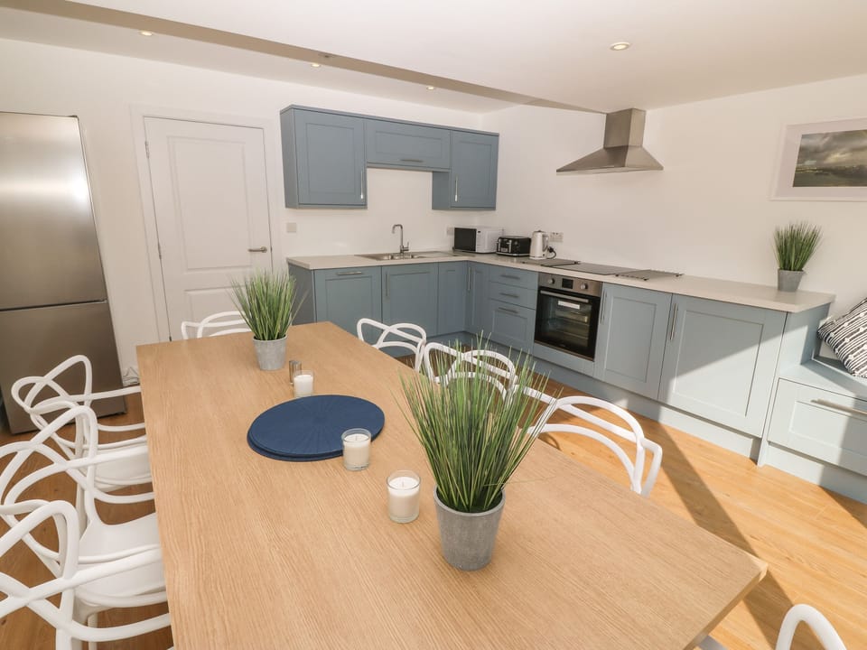 Cottage | Private kitchen | Fridge, dishwasher, cookware/dishes/utensils