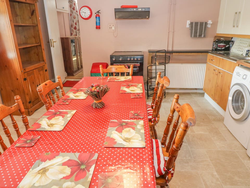 Cottage | Private kitchen | Electric kettle, toaster, cookware/dishes/utensils