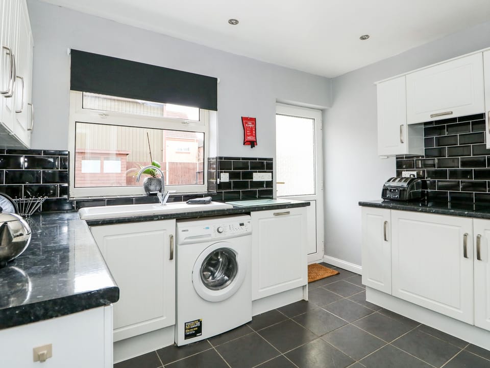 Cottage | Private kitchen | Fridge, dishwasher, electric kettle, toaster