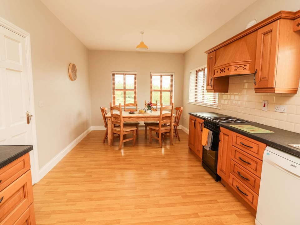 Cottage | Private kitchen | Dishwasher, cookware/dishes/utensils