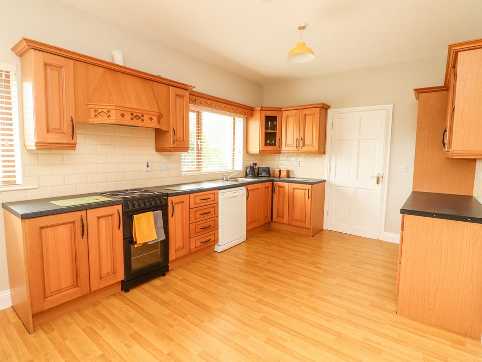 Cottage | Private kitchen | Dishwasher, cookware/dishes/utensils