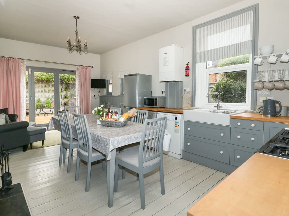 Cottage | Private kitchen | Fridge, dishwasher, electric kettle, toaster