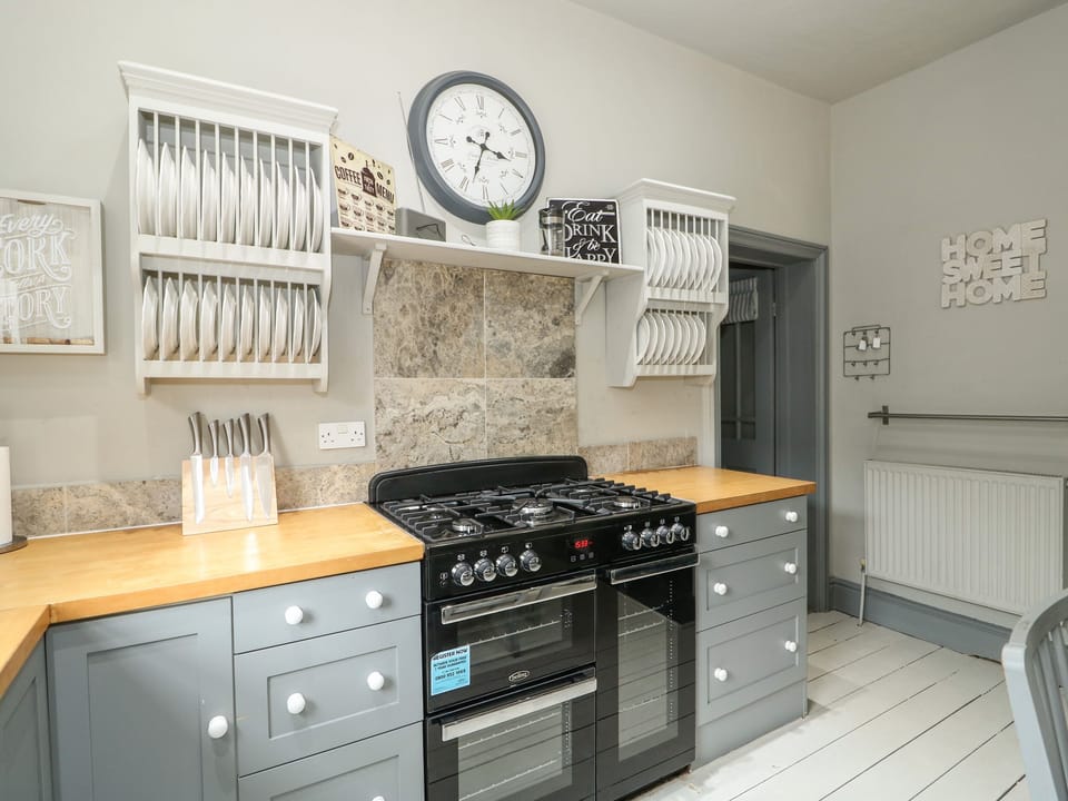 Cottage | Private kitchen | Fridge, dishwasher, electric kettle, toaster