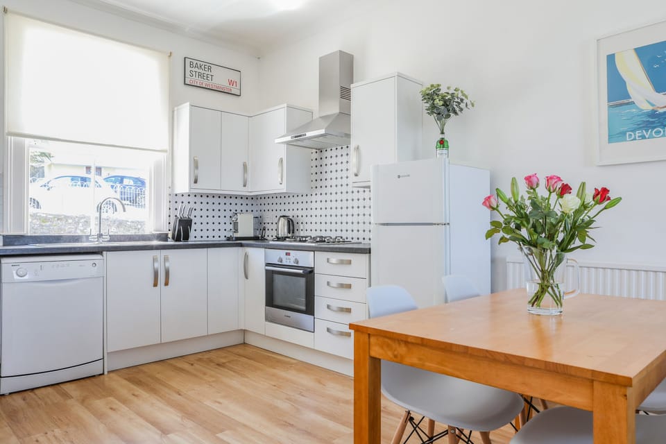 Cottage | Private kitchen | Fridge, microwave, dishwasher, cookware/dishes/utensils