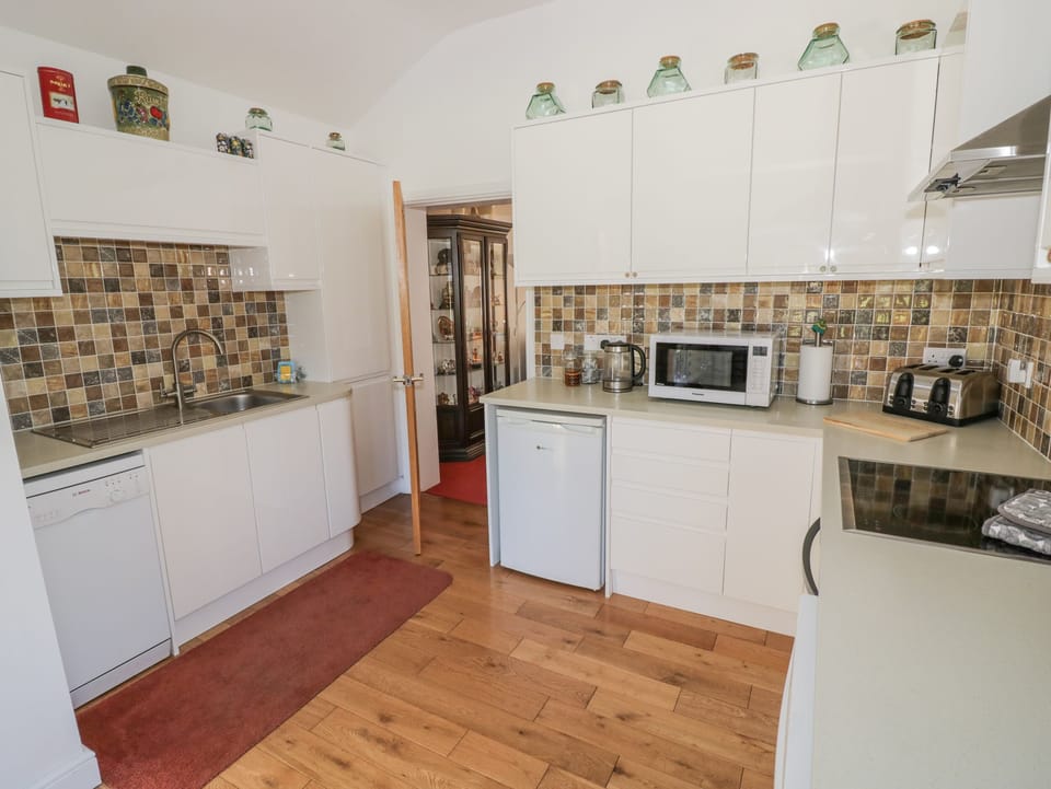 Cottage | Private kitchen | Fridge, dishwasher, electric kettle, toaster