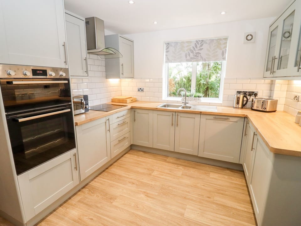 Cottage | Private kitchen | Fridge, dishwasher, electric kettle, toaster