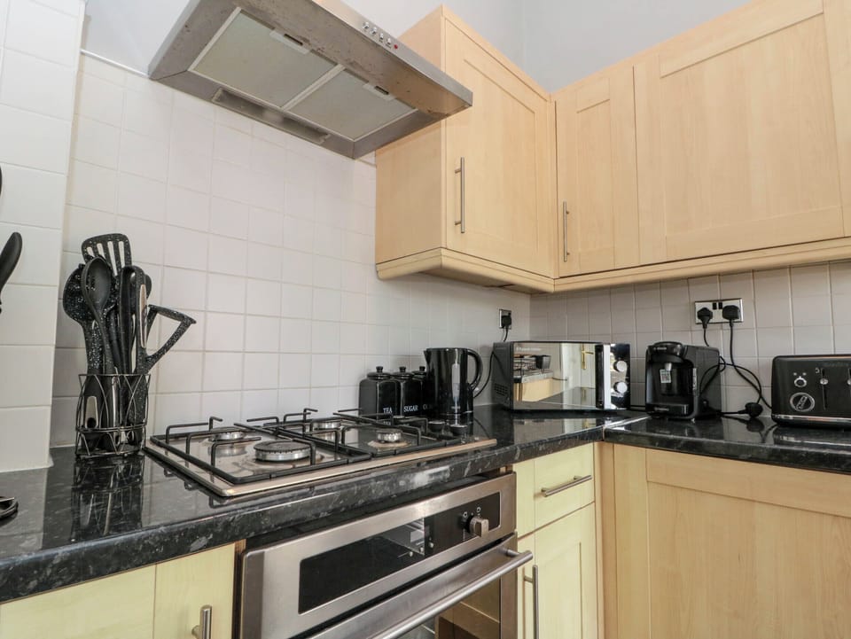 Cottage | Private kitchen | Fridge, microwave, electric kettle, toaster