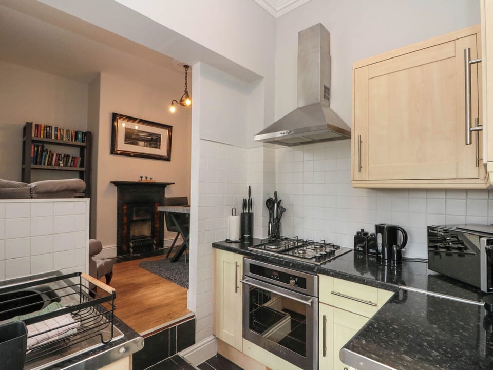 Cottage | Private kitchen | Fridge, microwave, electric kettle, toaster