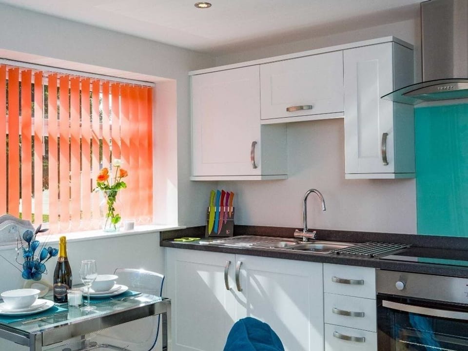 Cottage | Private kitchen | Fridge, microwave, electric kettle, toaster