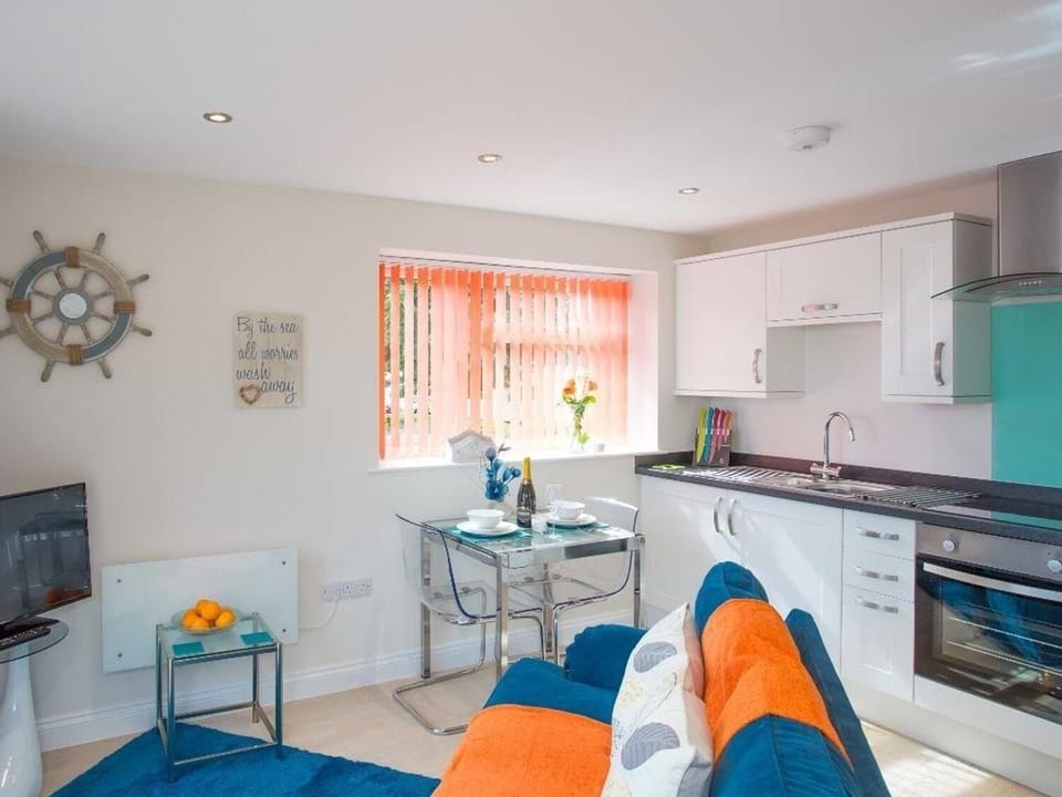 Cottage | Private kitchen | Fridge, microwave, electric kettle, toaster