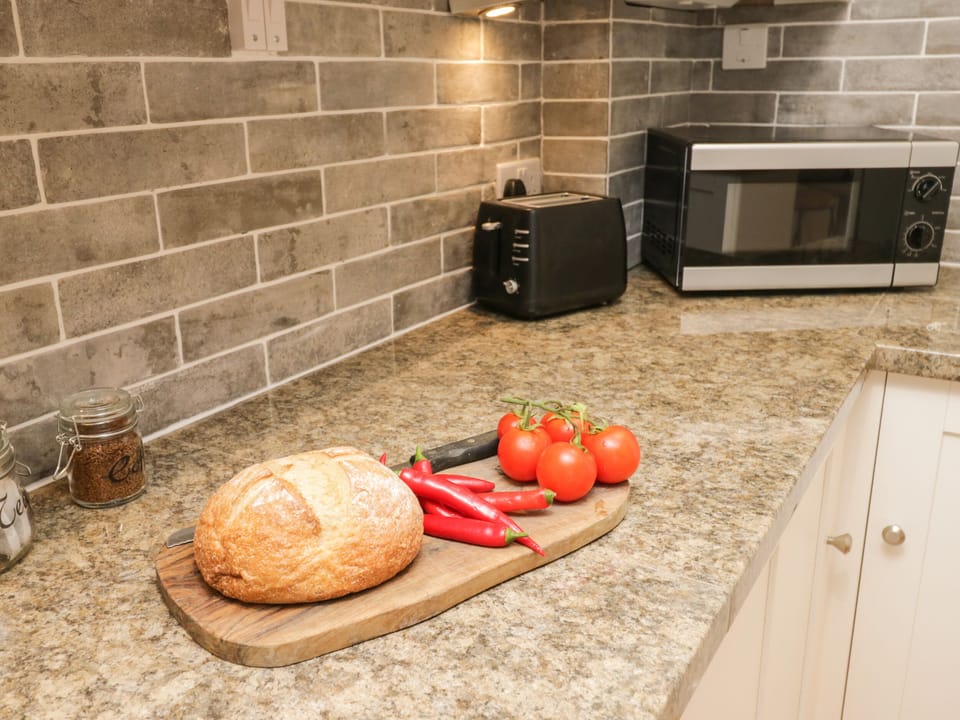 Cottage | Private kitchen | Fridge, microwave, dishwasher, electric kettle