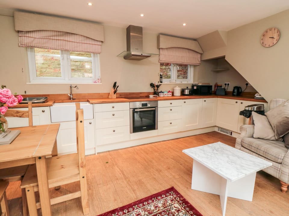 Cottage | Private kitchen | Fridge, electric kettle, toaster, cookware/dishes/utensils