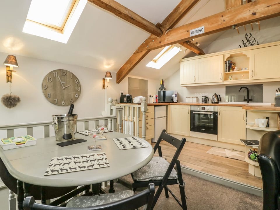 Cottage | Private kitchen | Fridge, cookware/dishes/utensils