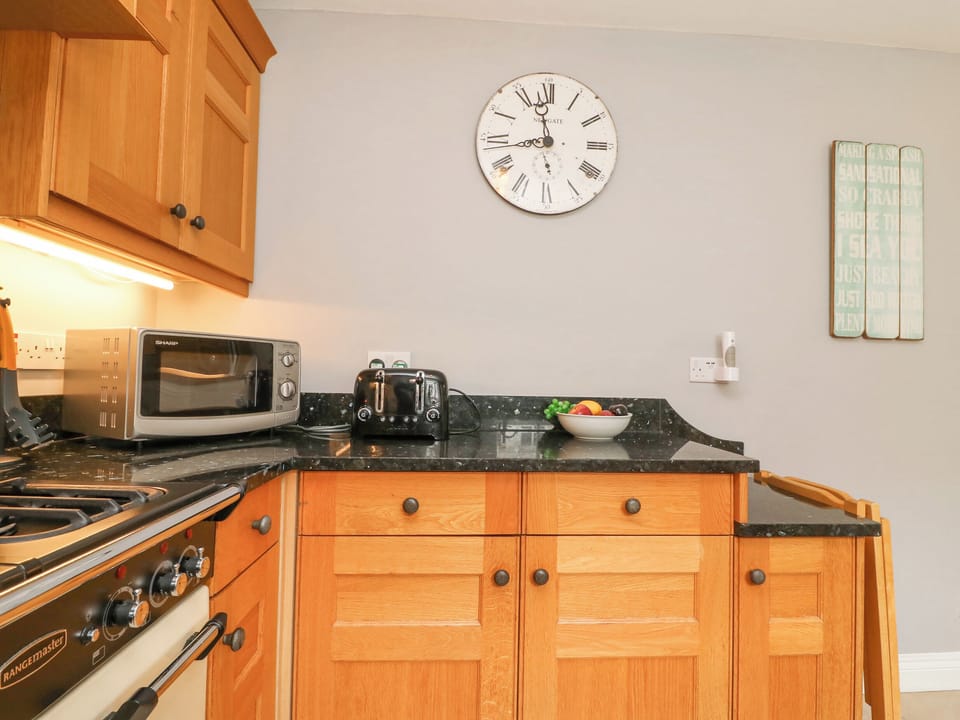 Cottage | Private kitchen | Fridge, microwave, dishwasher, electric kettle