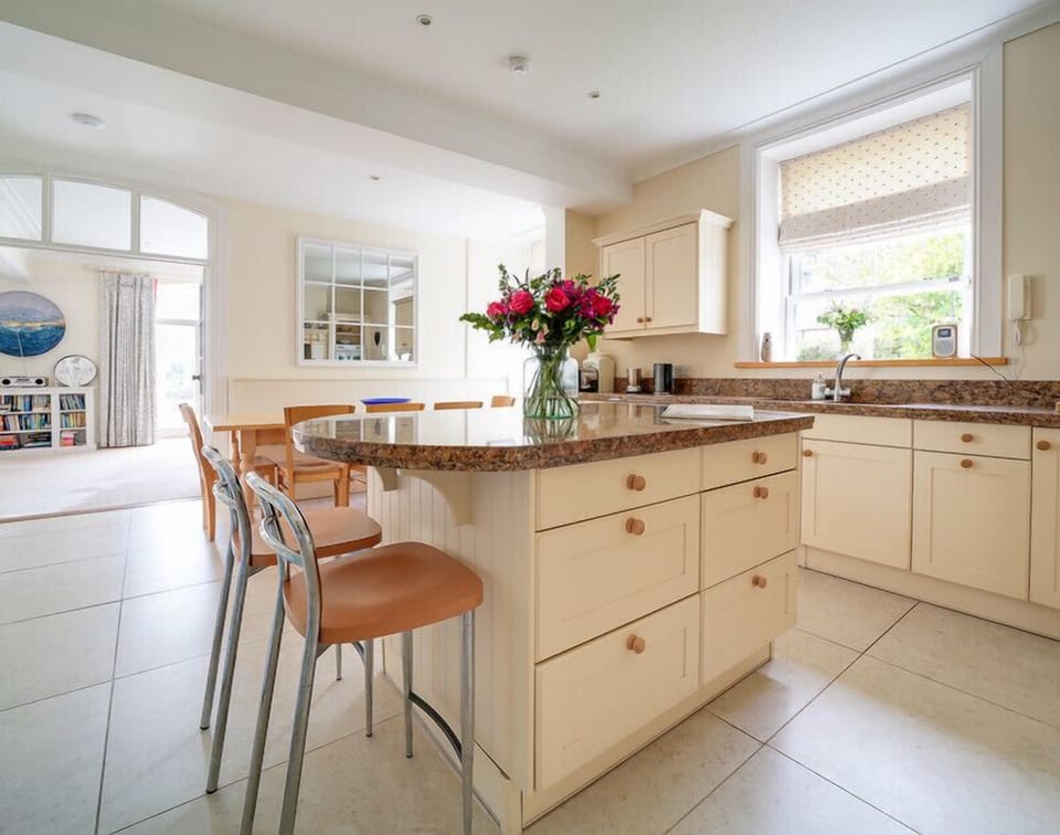 Cottage | Private kitchen | Fridge, microwave, dishwasher, cookware/dishes/utensils