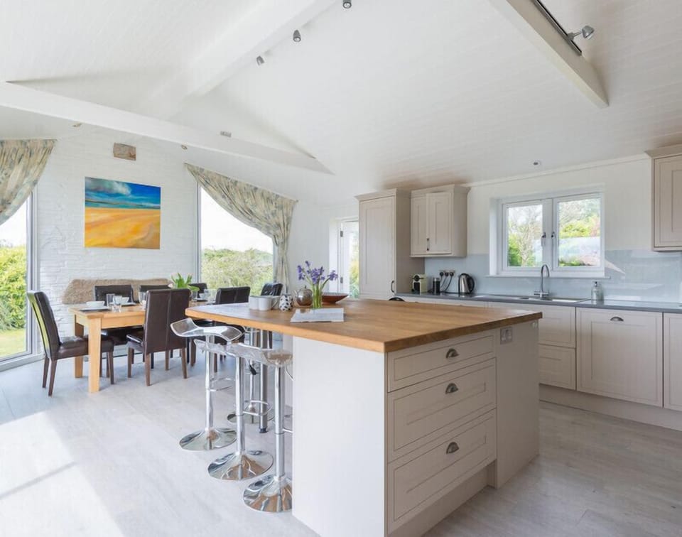 Cottage | Private kitchen | Fridge, microwave, dishwasher, cookware/dishes/utensils