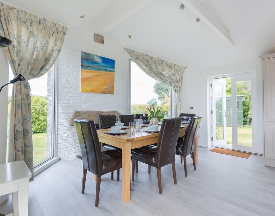 Cottage | Private kitchen | Fridge, microwave, dishwasher, cookware/dishes/utensils