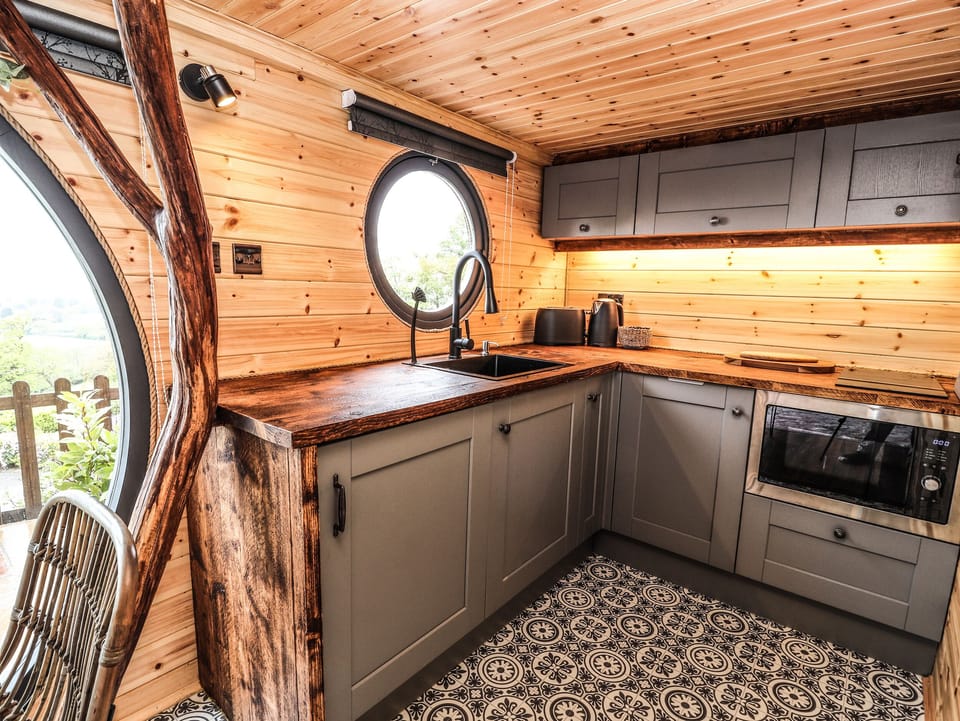 Cottage | Private kitchen | Fridge, electric kettle, cookware/dishes/utensils