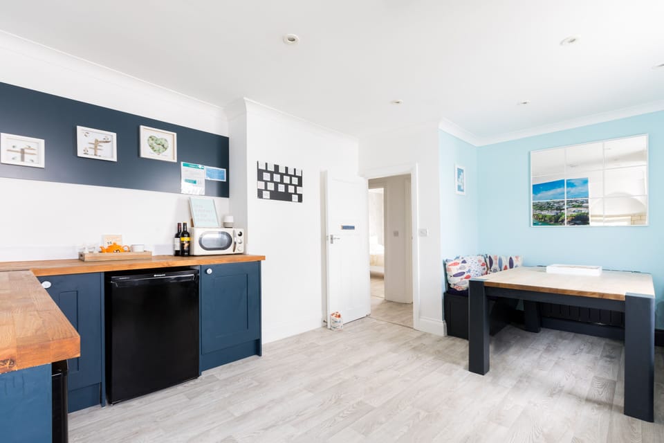 Cottage | Private kitchen | Fridge, dishwasher, toaster, cookware/dishes/utensils