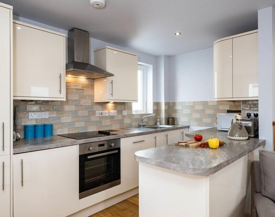 Fridge, dishwasher, toaster, cookware/dishes/utensils