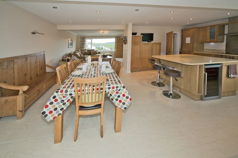 Cottage | Private kitchen | Fridge, dishwasher, cookware/dishes/utensils