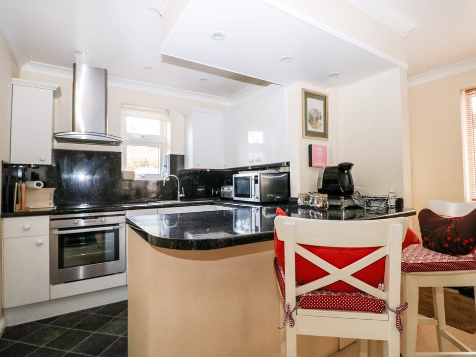 Cottage | Private kitchen | Fridge, microwave, electric kettle, toaster