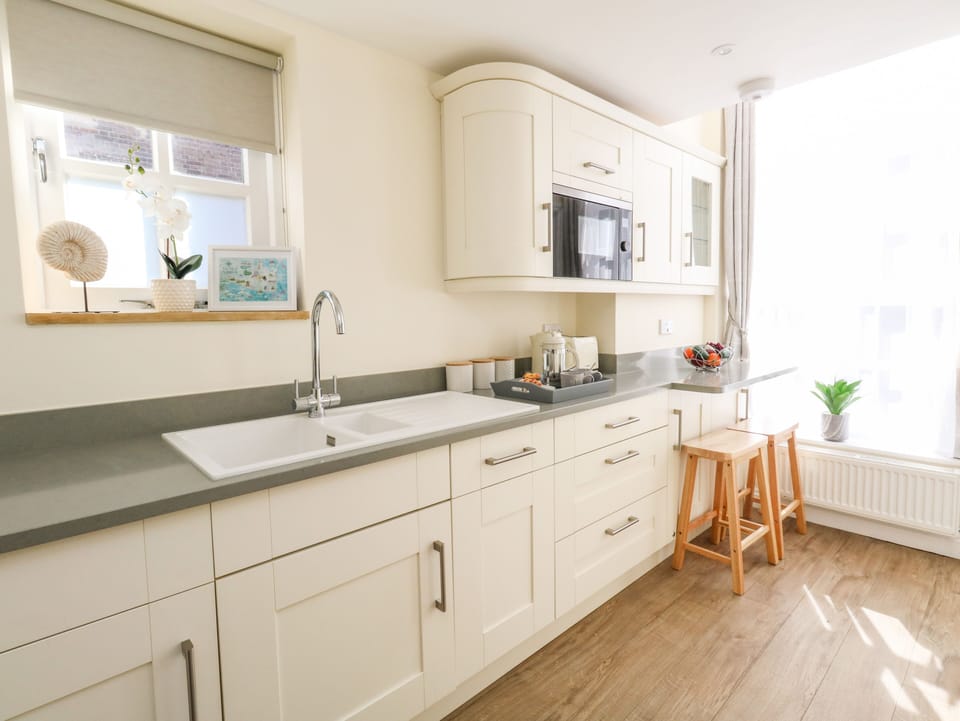 Cottage | Private kitchen | Fridge, microwave, dishwasher, electric kettle