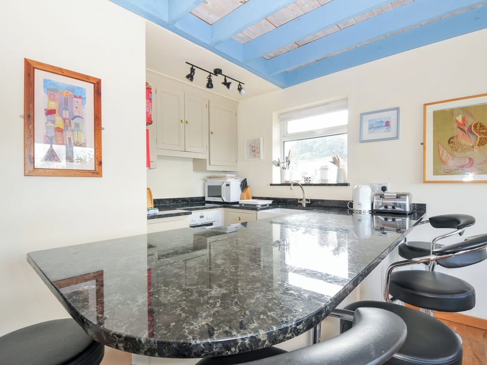 Cottage | Private kitchen | Dishwasher, cookware/dishes/utensils