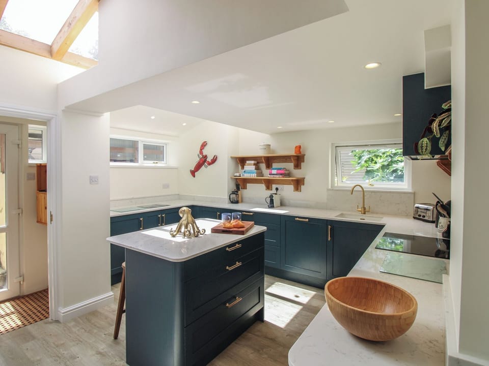 Cottage | Private kitchen | Fridge, microwave, dishwasher, cookware/dishes/utensils