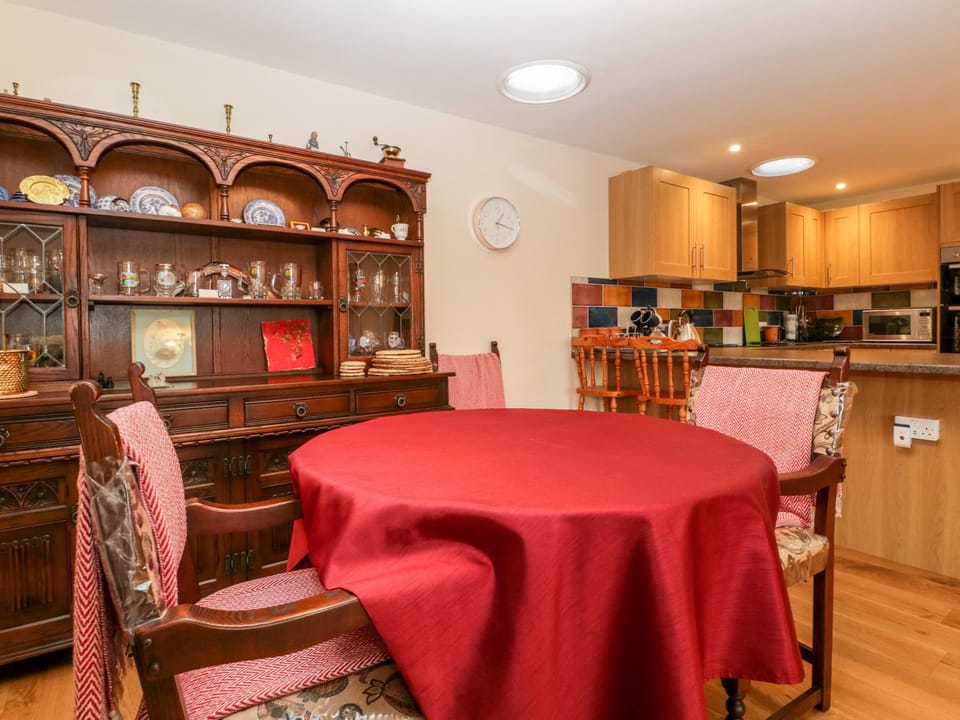 Cottage | Private kitchen | Fridge, microwave, electric kettle, toaster