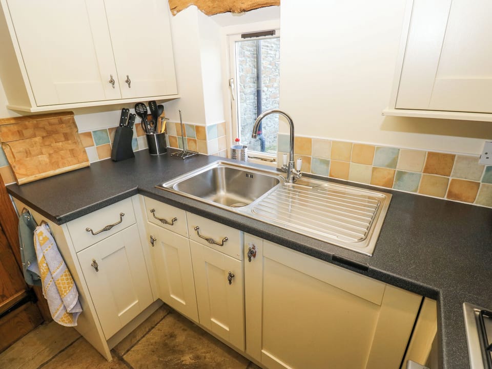 Cottage | Private kitchen | Fridge, microwave, electric kettle, toaster
