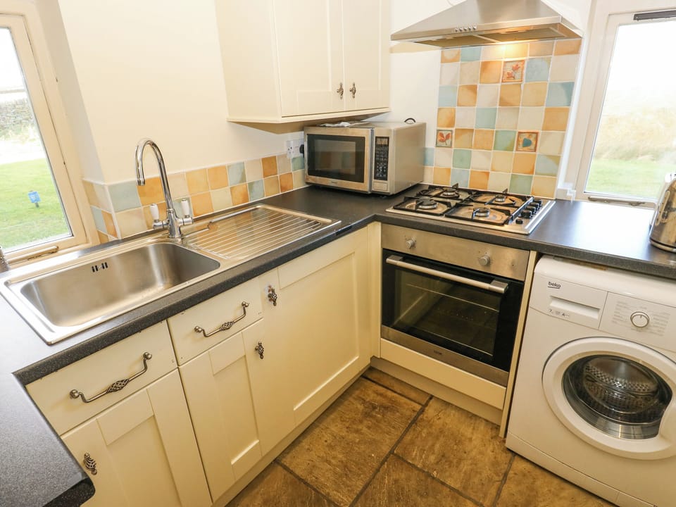 Cottage | Private kitchen | Fridge, microwave, electric kettle, toaster