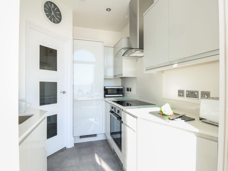 Cottage | Private kitchen | Fridge, microwave, dishwasher, electric kettle