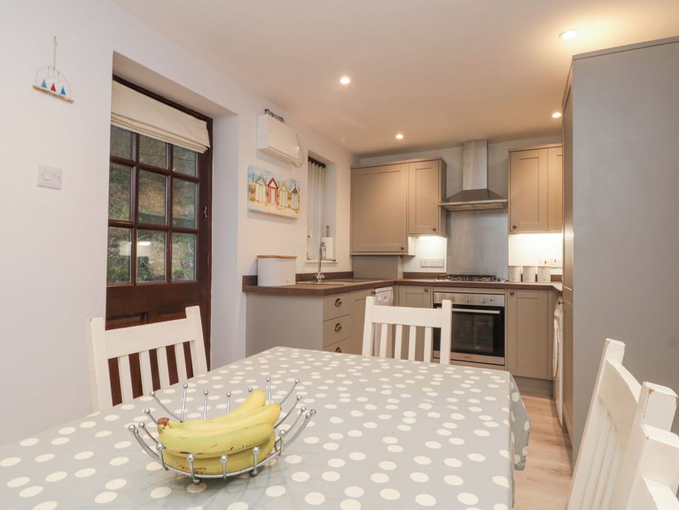 Cottage | Dining