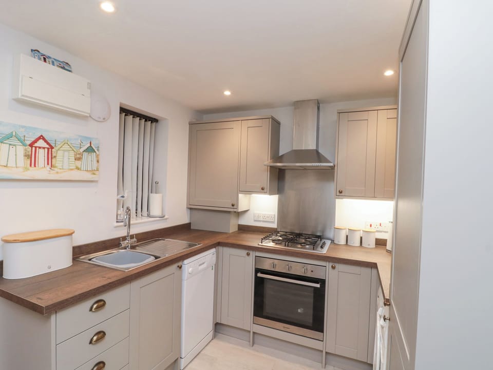 Cottage | Private kitchen | Fridge, microwave, dishwasher, electric kettle