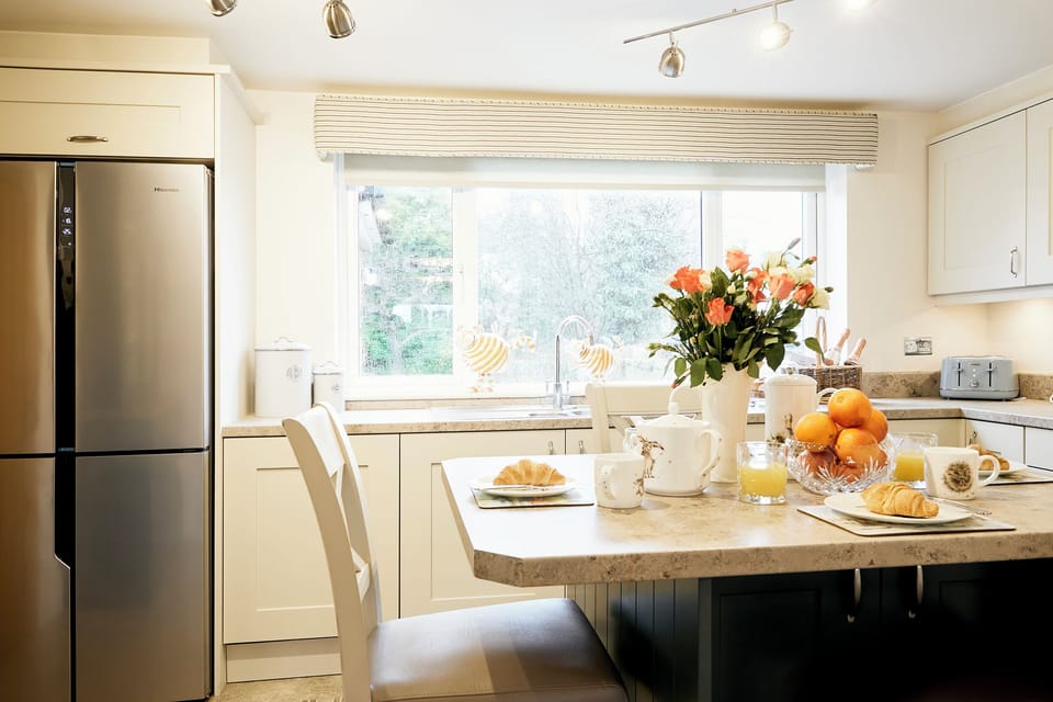 Cottage | Private kitchen | Fridge, microwave, dishwasher, cookware/dishes/utensils