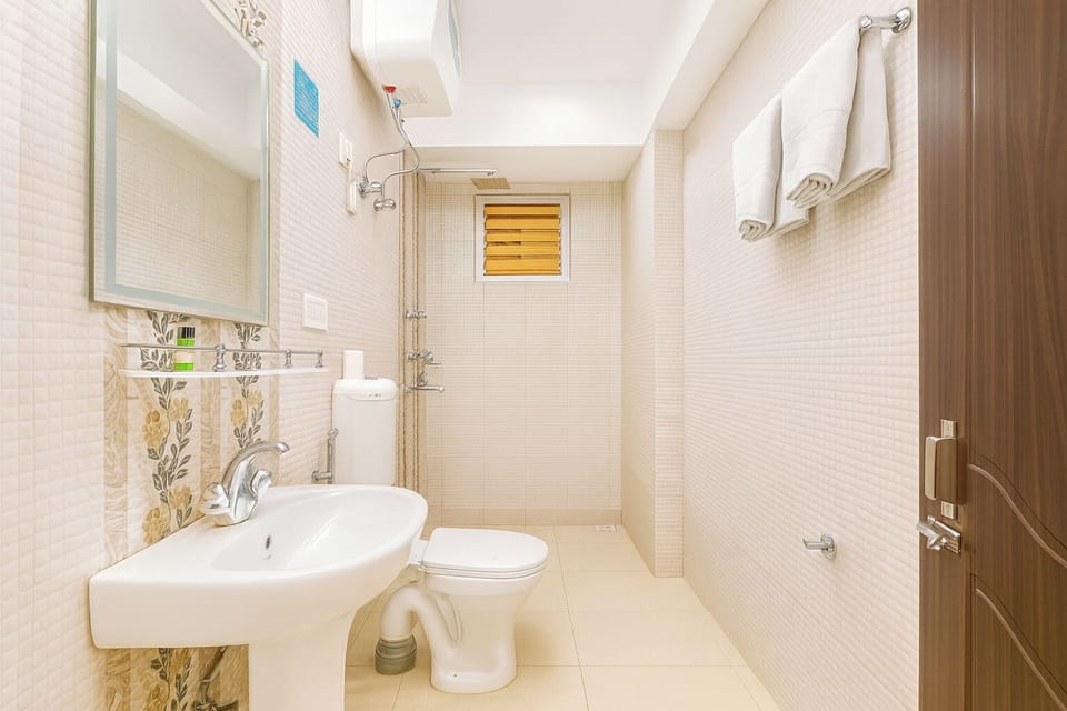 Deluxe Room | Bathroom | Free toiletries, towels, soap, shampoo