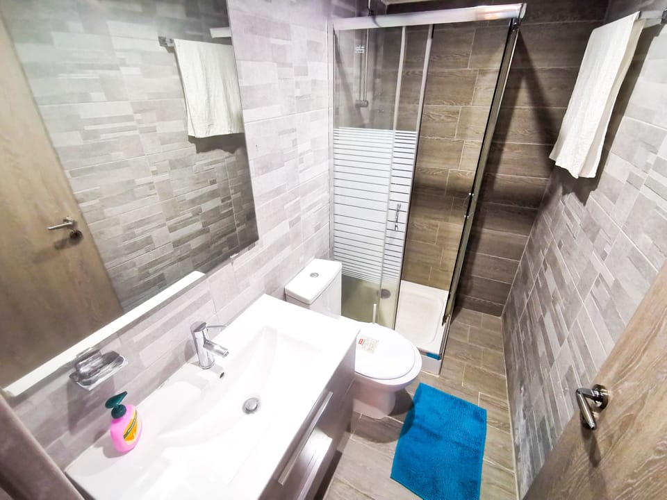 Standard Studio | Bathroom | Shower, bidet, towels