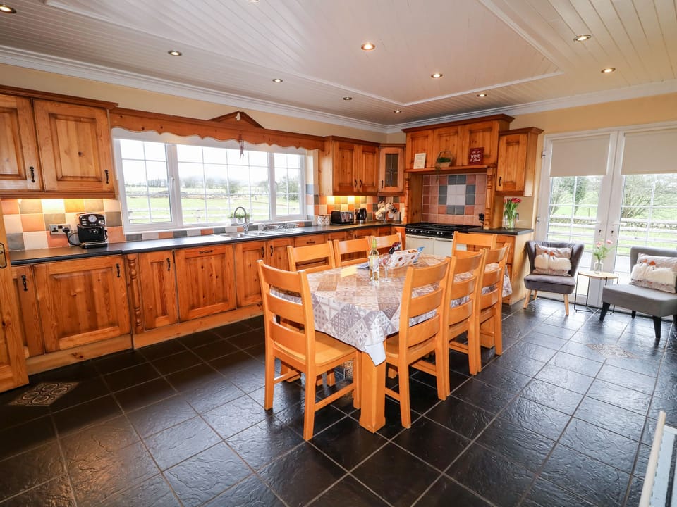 Cottage | Private kitchen | Fridge, dishwasher, electric kettle, cookware/dishes/utensils