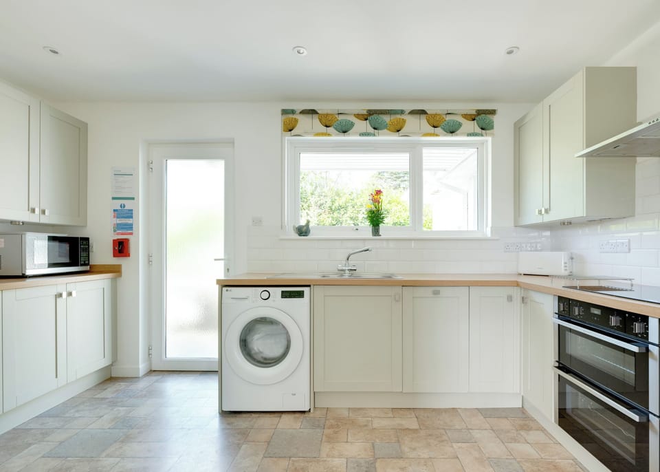 Cottage | Private kitchen | Dishwasher, cookware/dishes/utensils