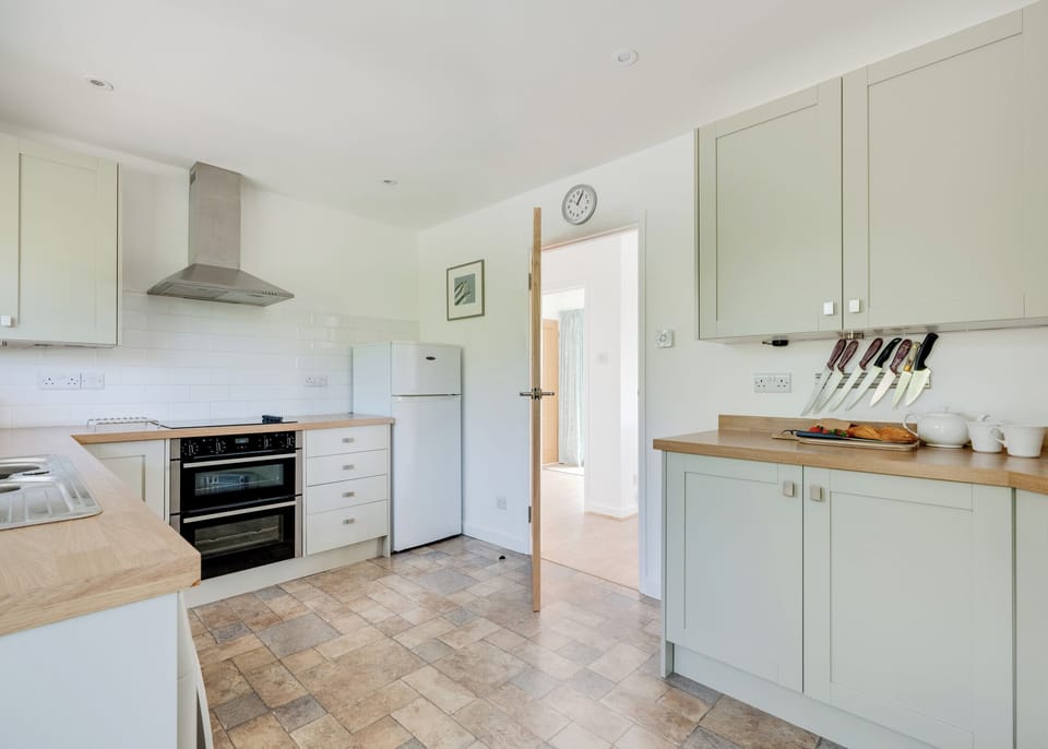 Cottage | Private kitchen | Dishwasher, cookware/dishes/utensils