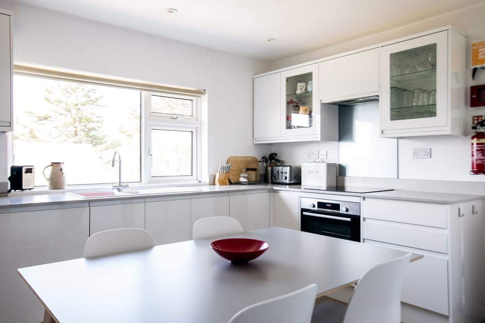 Cottage | Private kitchen | Fridge, dishwasher, electric kettle, toaster