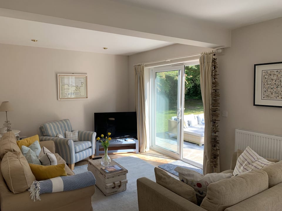 Cottage | Living area | Fireplace, DVD player, foosball