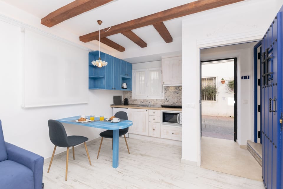 Standard Studio | Private kitchen | Full-size fridge, microwave, stovetop, espresso maker