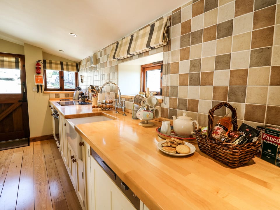 Cottage | Private kitchen | Fridge, dishwasher, electric kettle, toaster